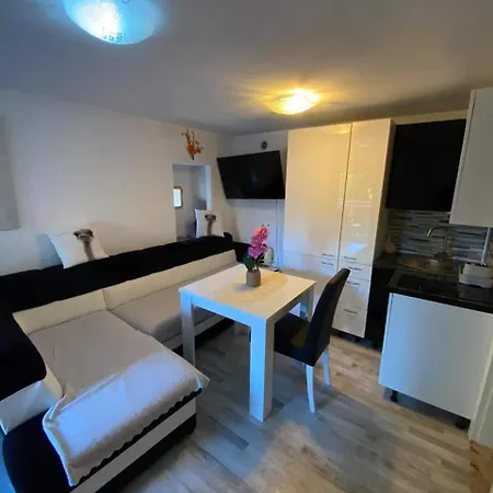 Apartmaji Emina *